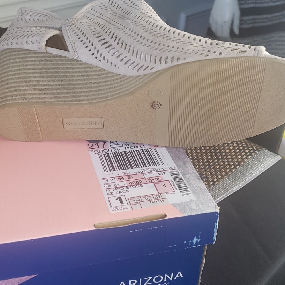 Shoes - Picture 3 of 4